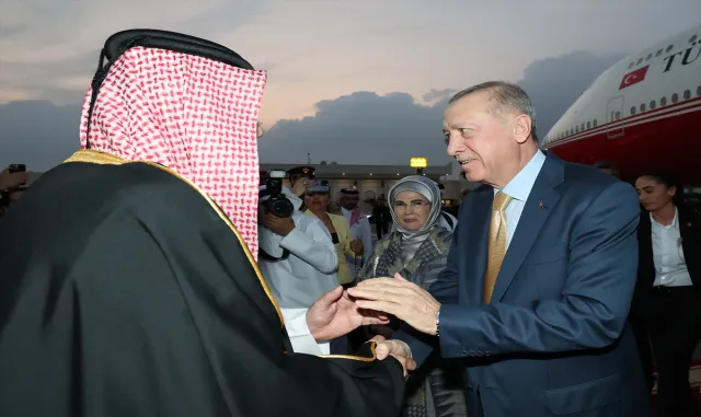 Cumhurbaşkanı Erdoğan Katar’da resmi törenle karşılandı Cumhurbaşkanı Erdoğan Katar’da resmi törenle karşılandı