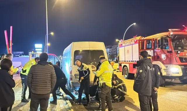 Edirne’deki trafik kazasında panelvanın altında sıkışan motosiklet sürücüsü yaralandı Edirne’deki trafik kazasında panelvanın altında sıkışan motosiklet sürücüsü yaralandı