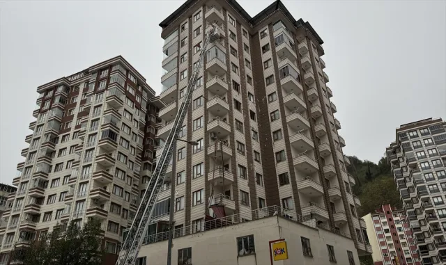 GÜNCELLEME 2 - Rize’de şiddetli rüzgar nedeniyle çatılar uçtu, evlerde ve araçlarda hasar oluştu GÜNCELLEME 2 - Rize’de şiddetli rüzgar nedeniyle çatılar uçtu, evlerde ve araçlarda hasar oluştu