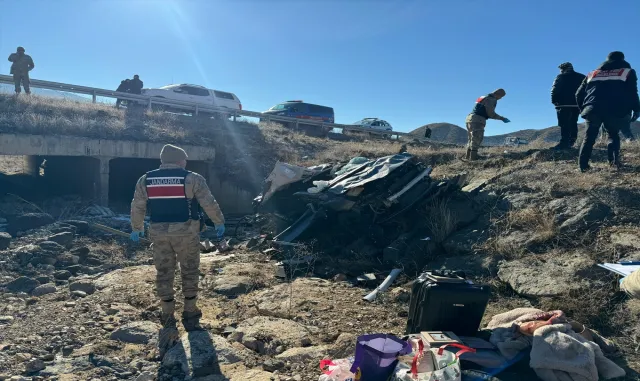 GÜNCELLEME - Erzurum’da şarampole devrilen otomobildeki 3 kişi öldü GÜNCELLEME - Erzurum’da şarampole devrilen otomobildeki 3 kişi öldü