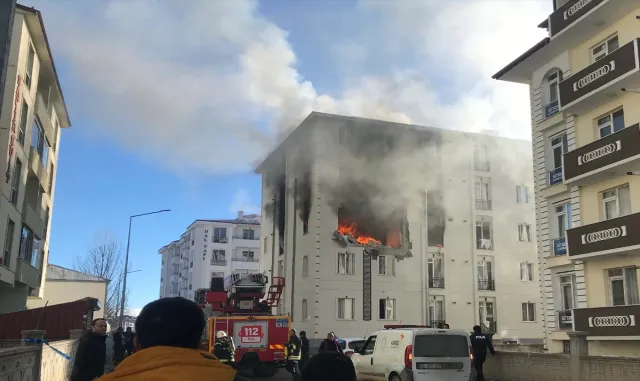 GÜNCELLEME - Kars’ta bir binada meydana gelen patlamada 3 kişi yaralandı GÜNCELLEME - Kars’ta bir binada meydana gelen patlamada 3 kişi yaralandı