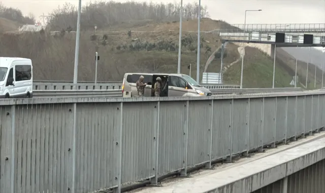GÜNCELLEME - Kocaeli’de otoyolda rehin alınan tır sürücüsü, Bakan Yerlikaya’nın ikna çabasıyla kurtarıldı GÜNCELLEME - Kocaeli’de otoyolda rehin alınan tır sürücüsü, Bakan Yerlikaya’nın ikna çabasıyla kurtarıldı
