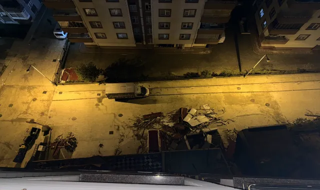 GÜNCELLEME - Rize’de şiddetli rüzgar nedeniyle çatılar uçtu, evlerde ve araçlarda hasar oluştu GÜNCELLEME - Rize’de şiddetli rüzgar nedeniyle çatılar uçtu, evlerde ve araçlarda hasar oluştu