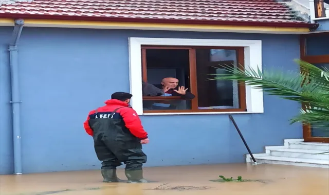 GÜNCELLEME - Yalova’da derenin taşması nedeniyle bazı sokak ve evleri su bastı GÜNCELLEME - Yalova’da derenin taşması nedeniyle bazı sokak ve evleri su bastı
