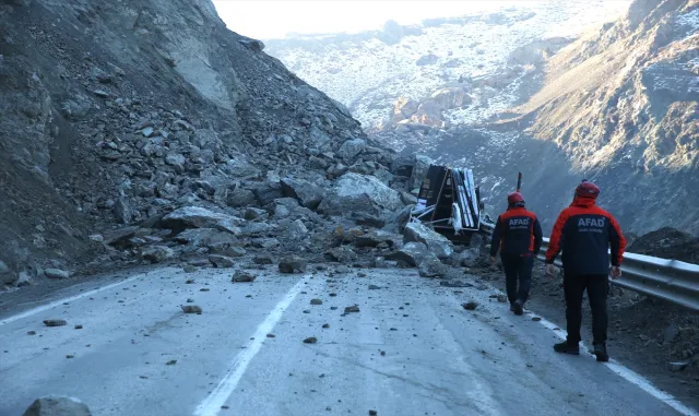 Hakkari’de heyelan yüzünden düşen kayaların çarptığı kamyonetteki 3 kişi yaralandı Hakkari’de heyelan yüzünden düşen kayaların çarptığı kamyonetteki 3 kişi yaralandı