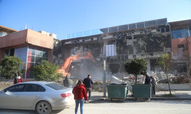 Hatay’da depremlerde hasar alan alışveriş merkezinin yıkımına başlandı Hatay’da depremlerde hasar alan alışveriş merkezinin yıkımına başlandı