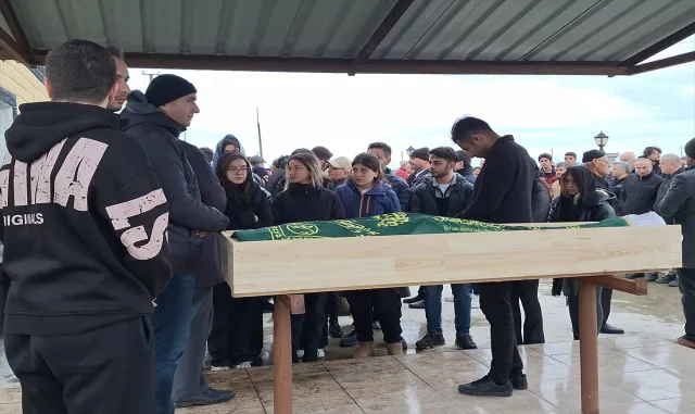 Havuzda epilepsi nöbeti geçiren ve kaldırıldığı hastanede ölen tıp fakültesi öğrencisi toprağa verildi Havuzda epilepsi nöbeti geçiren ve kaldırıldığı hastanede ölen tıp fakültesi öğrencisi toprağa verildi