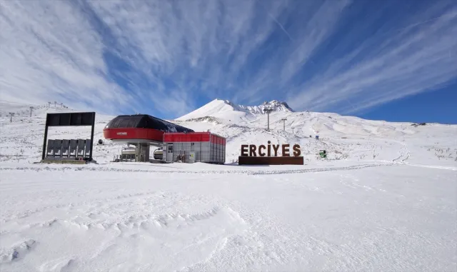 İç Anadolu’nun zirvesi Erciyes’te kar yağışı etkili oluyor İç Anadolu’nun zirvesi Erciyes’te kar yağışı etkili oluyor