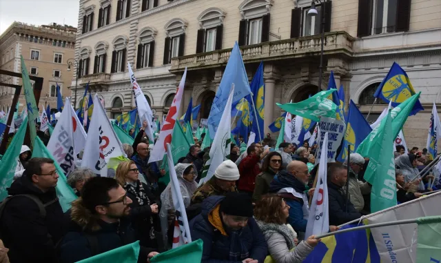 İtalya’da doktorlar ve hemşireler greve gitti İtalya’da doktorlar ve hemşireler greve gitti