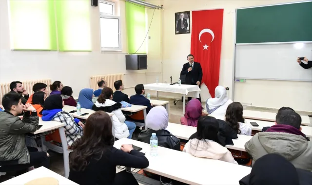 Kırşehir Valisi Buhara, üniversite öğrencileriyle bir araya geldi Kırşehir Valisi Buhara, üniversite öğrencileriyle bir araya geldi
