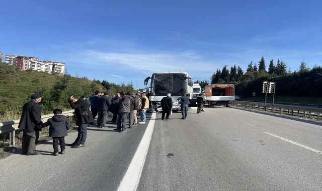 Kocaeli’de tır ile yolcu otobüsünün karıştığı kazada 6 kişi yaralandı Kocaeli’de tır ile yolcu otobüsünün karıştığı kazada 6 kişi yaralandı