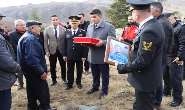 Mardin’de defnedilen Niğdeli şehit 55 yıl sonra baba ocağında toprağa verildi Mardin’de defnedilen Niğdeli şehit 55 yıl sonra baba ocağında toprağa verildi