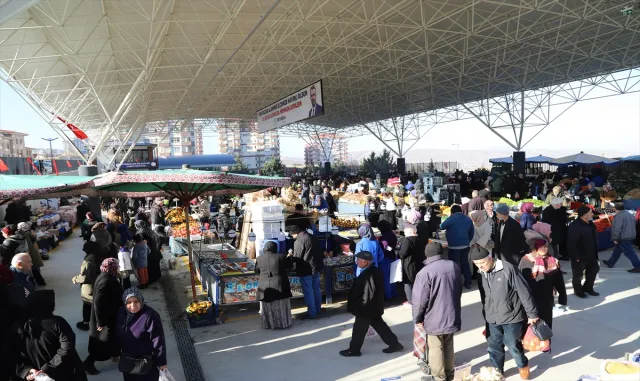 Pursaklar’da inşa edilen Çarşamba Kapalı Pazar Alanı açıldı Pursaklar’da inşa edilen Çarşamba Kapalı Pazar Alanı açıldı