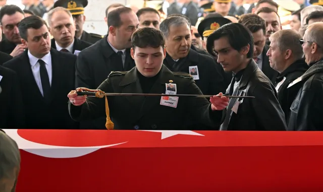 Şehit Piyade Teğmen Eril Alperen Emir son yolculuğuna uğurlandı Şehit Piyade Teğmen Eril Alperen Emir son yolculuğuna uğurlandı
