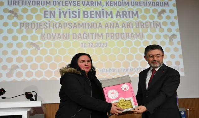 Tarım ve Orman Bakanı Yumaklı, Manisa’da arıcılara kovan dağıttı Tarım ve Orman Bakanı Yumaklı, Manisa’da arıcılara kovan dağıttı