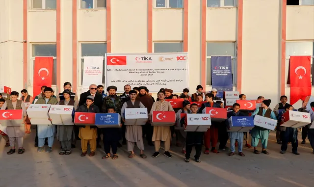 TİKA’dan Afganistan’da yetimlere kışlık ayakkabı ve kıyafet yardımı TİKA’dan Afganistan’da yetimlere kışlık ayakkabı ve kıyafet yardımı