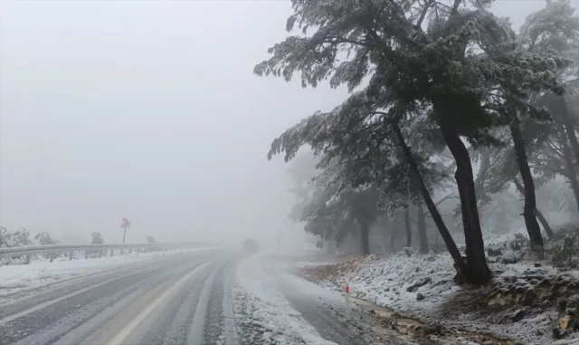 Adana ve Mersin’in yüksek kesimlerinde kar yağışı etkili oluyor Adana ve Mersin’in yüksek kesimlerinde kar yağışı etkili oluyor