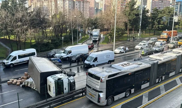 Beylikdüzü D-100 kara yolunda devrilen kamyonun sürücüsü yaralandı Beylikdüzü D-100 kara yolunda devrilen kamyonun sürücüsü yaralandı