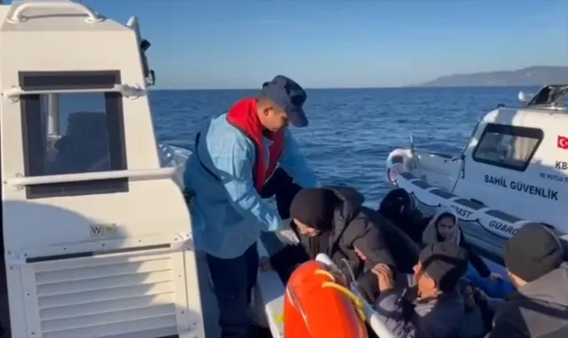 Çanakkale açıklarında 68 düzensiz göçmen yakalandı Çanakkale açıklarında 68 düzensiz göçmen yakalandı