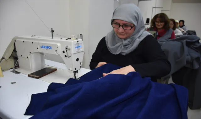 Çorlu’da halk eğitim merkezi kursiyerleri Gazze için battaniye dikiyor Çorlu’da halk eğitim merkezi kursiyerleri Gazze için battaniye dikiyor
