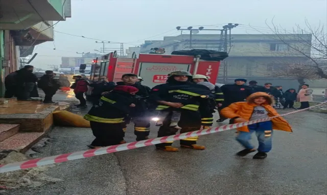 Gaziantep’te yangın çıkan binada mahsur kalan 5 kişi kurtarıldı Gaziantep’te yangın çıkan binada mahsur kalan 5 kişi kurtarıldı
