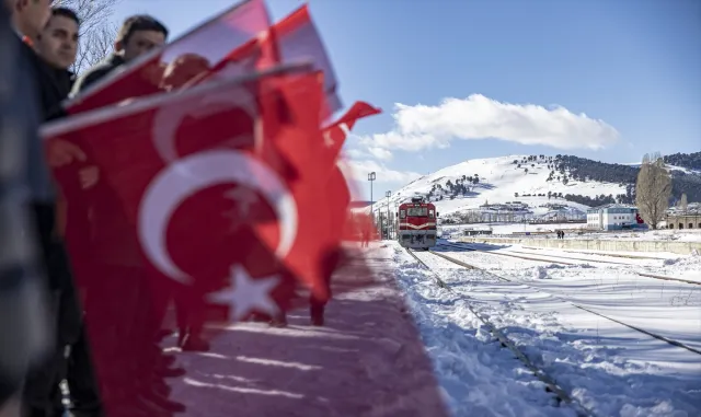 Gençlik ve Spor Bakanı Bak, Doğu Ekspresi’yle Sarıkamış’a gelen gençleri karşıladı Gençlik ve Spor Bakanı Bak, Doğu Ekspresi’yle Sarıkamış’a gelen gençleri karşıladı