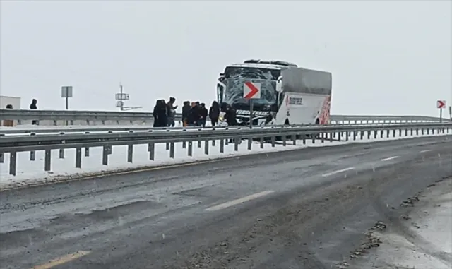 GÜNCELLEME 2 - Kars’ta iki otobüsün karıştığı zincirleme trafik kazasında 2 kişi öldü, 8 kişi yaralandı GÜNCELLEME 2 - Kars’ta iki otobüsün karıştığı zincirleme trafik kazasında 2 kişi öldü, 8 kişi yaralandı