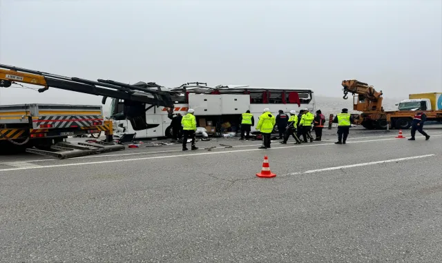 GÜNCELLEME 3 - Malatya’da yolcu otobüsünün devrilmesi sonucu 4 kişi öldü, 36 kişi yaralandı GÜNCELLEME 3 - Malatya’da yolcu otobüsünün devrilmesi sonucu 4 kişi öldü, 36 kişi yaralandı
