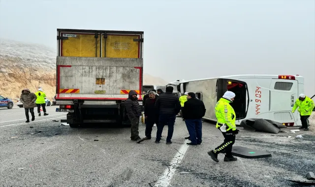 GÜNCELLEME - Malatya’da yolcu otobüsünün devrilmesi sonucu 4 kişi öldü, 36 kişi yaralandı GÜNCELLEME - Malatya’da yolcu otobüsünün devrilmesi sonucu 4 kişi öldü, 36 kişi yaralandı