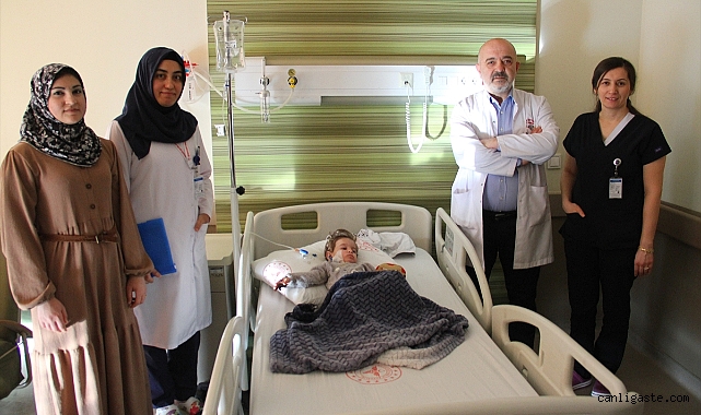 Kalın bağırsağı dışarıda yaşayan bebek yapay bağırsakla sağlığına kavuştu Kalın bağırsağı dışarıda yaşayan bebek yapay bağırsakla sağlığına kavuştu