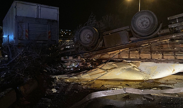 Kamyon devrildi Kayseri-Niğde kara yolu trafiğe kapandı Kamyon devrildi Kayseri-Niğde kara yolu trafiğe kapandı