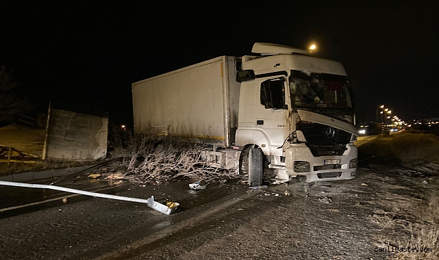Kamyon devrilmesi sonucu kapanan Kayseri-Niğde kara yolu trafiğe açıldı Kamyon devrilmesi sonucu kapanan Kayseri-Niğde kara yolu trafiğe açıldı