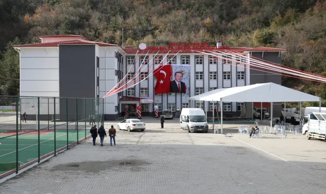 Kastamonu’da hayırsever ailenin yaptırdığı meslek lisesi ve mesleki eğitim merkezi açıldı (2) Kastamonu’da hayırsever ailenin yaptırdığı meslek lisesi ve mesleki eğitim merkezi açıldı (2)
