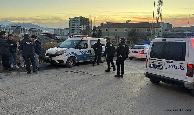 Kayseri’de maç sonu gerginlik! 2 oyuncu bıçakla yaralandı Kayseri’de maç sonu gerginlik! 2 oyuncu bıçakla yaralandı