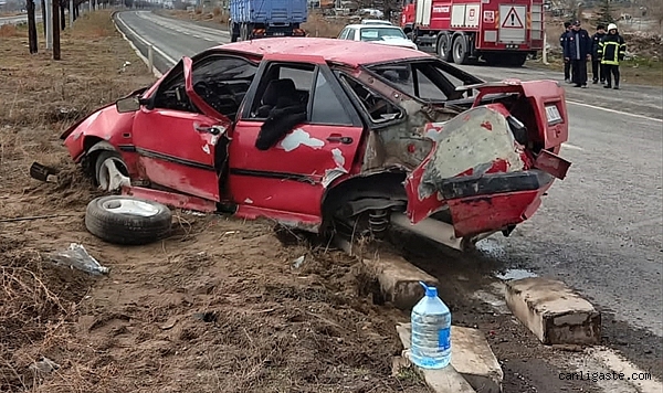 Kayseri’de otomobil levhaya çarptı: 2 yaralı Kayseri’de otomobil levhaya çarptı: 2 yaralı