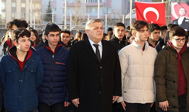 Kayseri ve Sivas’ta okullarda şehitler için saygı duruşu Kayseri ve Sivas’ta okullarda şehitler için saygı duruşu