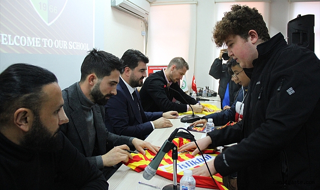 Kayserisporlu futbolcular öğrencilerle buluştu Kayserisporlu futbolcular öğrencilerle buluştu