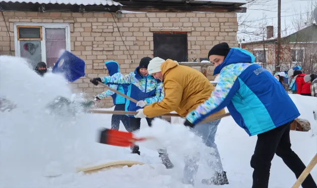 Kazakistan’da genç gönüllüler, kimsesiz yaşlıların evlerinin etrafındaki karları temizliyor Kazakistan’da genç gönüllüler, kimsesiz yaşlıların evlerinin etrafındaki karları temizliyor