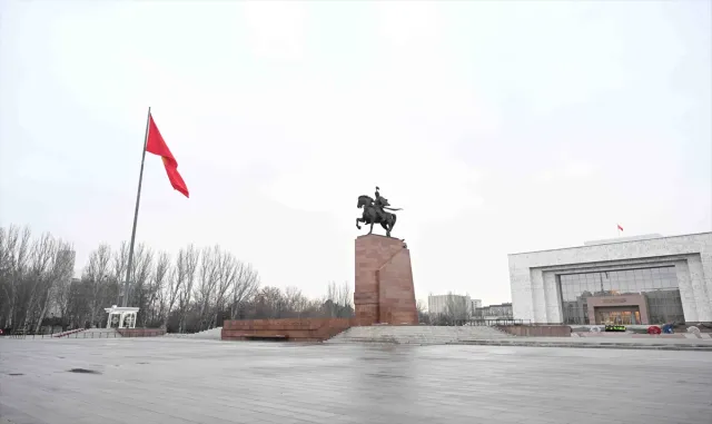 Kırgızistan’da tasarımında değişiklik yapılan ulusal bayrak, Bişkek’te göndere çekildi Kırgızistan’da tasarımında değişiklik yapılan ulusal bayrak, Bişkek’te göndere çekildi