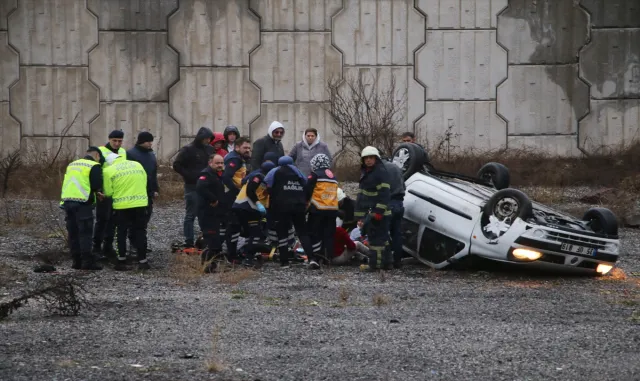 Kütahya’da devrilen otomobildeki 4 kişi yaralandı Kütahya’da devrilen otomobildeki 4 kişi yaralandı