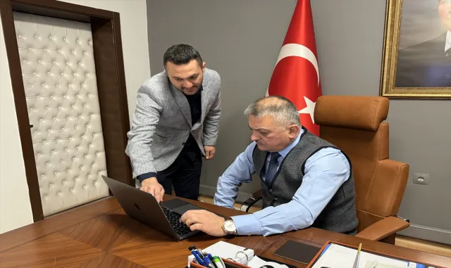 Malatya Valisi Yazıcı, AA’nın "Yılın Kareleri" oylamasına katıldı Malatya Valisi Yazıcı, AA’nın "Yılın Kareleri" oylamasına katıldı