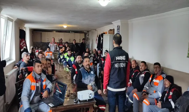 Narkotik suçlarla mücadele ekipleri belediye çalışanlarını bilgilendirdi Narkotik suçlarla mücadele ekipleri belediye çalışanlarını bilgilendirdi