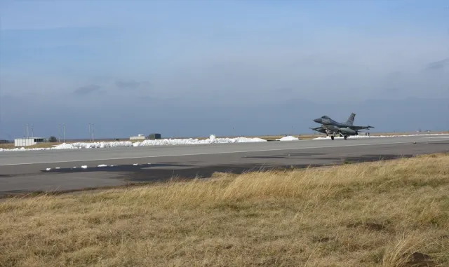 TSK’ya ait iki uçak NATO ülkesinin hava sahasında ilk defa silah kontrol görevi yaptı TSK’ya ait iki uçak NATO ülkesinin hava sahasında ilk defa silah kontrol görevi yaptı