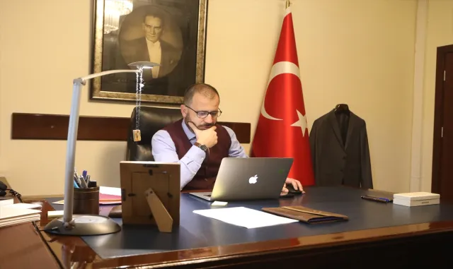 Türkiye’nin Kabil Büyükelçiliği Misyon Şefi Ünal, AA’nın "Yılın Kareleri" oylamasına katıldı Türkiye’nin Kabil Büyükelçiliği Misyon Şefi Ünal, AA’nın "Yılın Kareleri" oylamasına katıldı