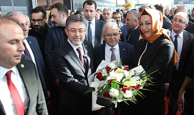 Bakan Yumaklı, Kayseri Tarım Fuarı’nı ziyaret etti Bakan Yumaklı, Kayseri Tarım Fuarı’nı ziyaret etti