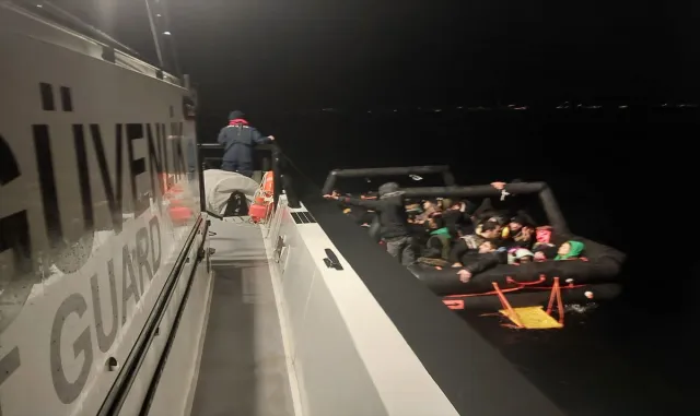 Balıkesir’de 49 düzensiz göçmen kurtarıldı, 53 yabancı uyruklu yakalandı Balıkesir’de 49 düzensiz göçmen kurtarıldı, 53 yabancı uyruklu yakalandı