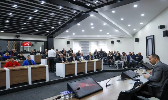 Başkan Özdemir, sanayi sitesi esnafıyla belediyede bir araya geldi Başkan Özdemir, sanayi sitesi esnafıyla belediyede bir araya geldi