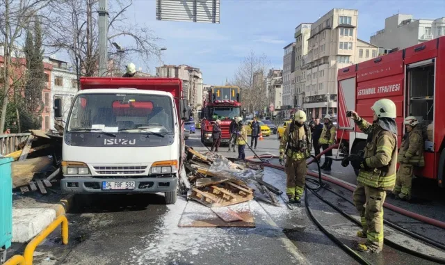 Beyoğlu’nda park halindeki kamyonette çıkan yangın söndürüldü Beyoğlu’nda park halindeki kamyonette çıkan yangın söndürüldü