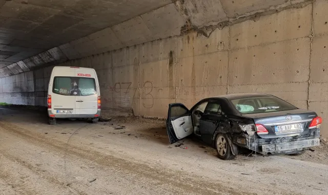 Burdur’da öğrenci servisi ile otomobilin çarpıştığı kazada 14 kişi yaralandı Burdur’da öğrenci servisi ile otomobilin çarpıştığı kazada 14 kişi yaralandı