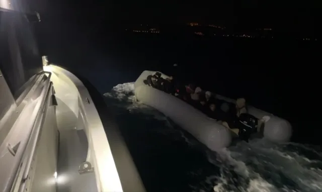 Çanakkale açıklarında 24 düzensiz göçmen yakalandı Çanakkale açıklarında 24 düzensiz göçmen yakalandı